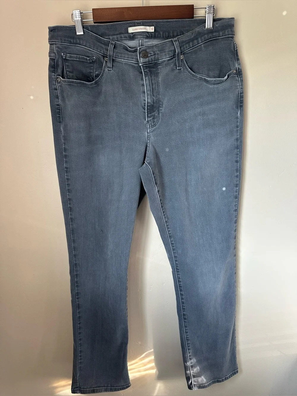 Levi's Men’s 32x30 Classic Fit Straight Jeans in Faded Gray